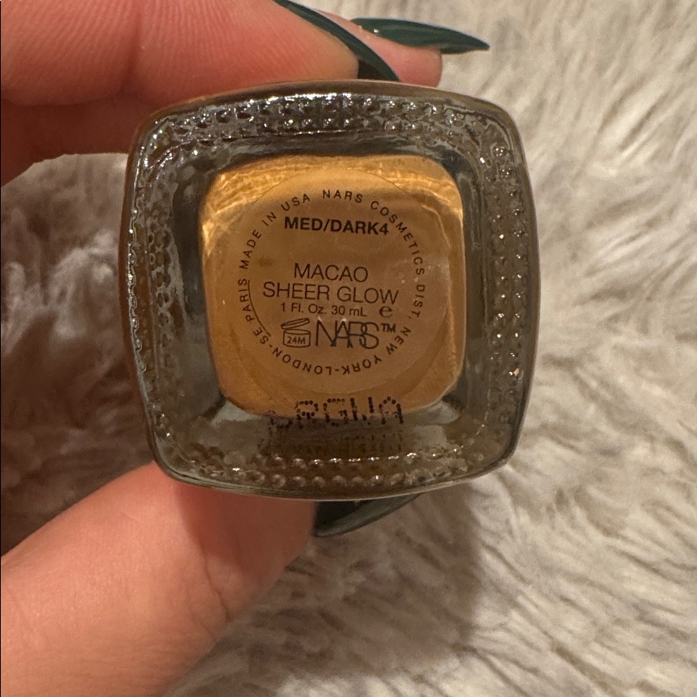 New NARS Sheer Glow Foundation, Macao MD4, Full Size with pump - Picture 3 of 9
